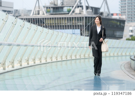 都市を歩くビジネスウーマン 119347186