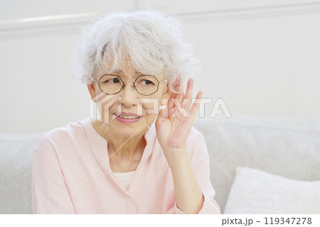 耳が遠いシニア女性　リビングルーム 119347278