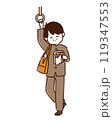 すきま時間に電車で勉強する男の子 119347553