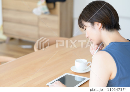 タッチペンを手に考え中の女性 119347574