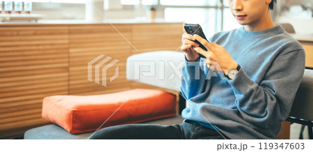 男性の室内ポートレート 119347603