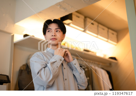 男性の室内ポートレート 男性の室内ポートレート 119347617