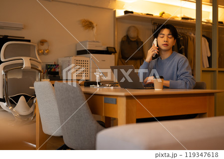 屋内メンズポートレート 119347618