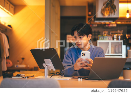 屋内メンズポートレート 屋内メンズポートレート 119347625