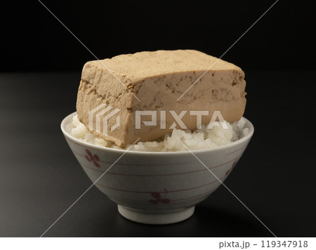 とうめし 煮込んだ豆腐を乗せたご飯 とうめし 煮込んだ豆腐を乗せたご飯 119347918