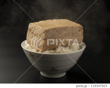 とうめし　煮込んだ豆腐を乗せたご飯 119347925