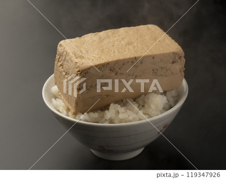 とうめし 煮込んだ豆腐を乗せたご飯 とうめし 煮込んだ豆腐を乗せたご飯 119347926