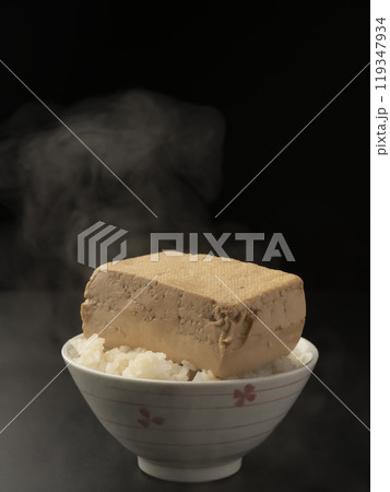 とうめし　煮込んだ豆腐を乗せたご飯 119347934