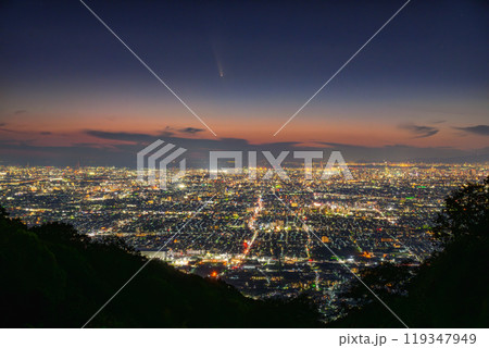 紫金山アトラス彗星と大阪の夜景 紫金山アトラス彗星と大阪の夜景 119347949