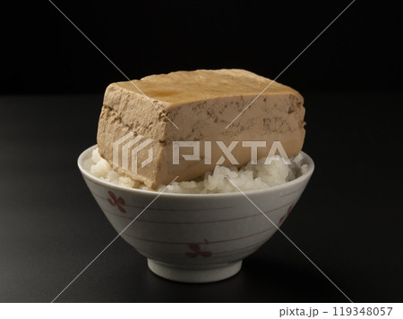 とうめし だし汁を豆腐にかける 119348057