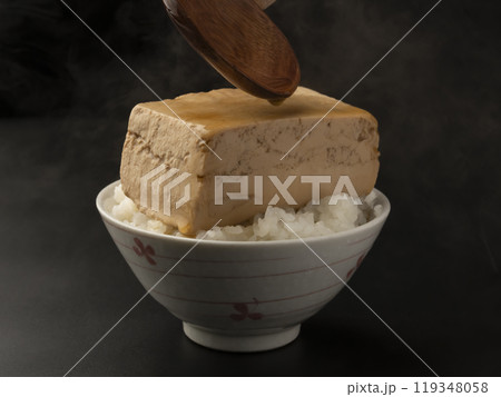 とうめし だし汁を豆腐にかける 119348058