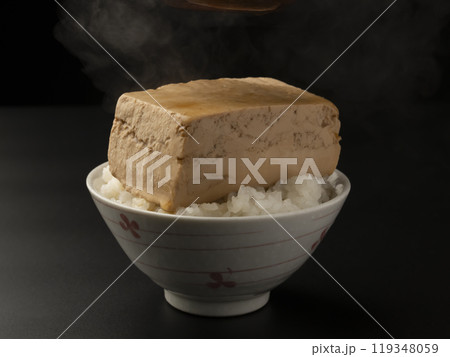 とうめし だし汁を豆腐にかける 119348059