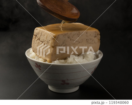 とうめし だし汁を豆腐にかける とうめし だし汁を豆腐にかける 119348060