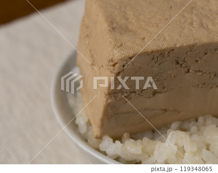 とうめし 煮込んだ豆腐を乗せたご飯 とうめし 煮込んだ豆腐を乗せたご飯 119348065