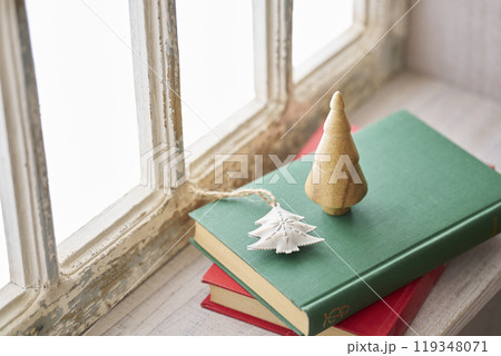 アンティークな窓辺に置かれた古い洋書とクリスマス小物 アンティークな窓辺に置かれた古い洋書とクリスマス小物 119348071