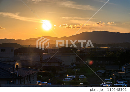 奈良市四条大路の夕景 商業施設ミナーラ立駐屋上からの眺望 街並みを黄金色に染めながら沈んで行く夕日 奈良市四条大路の夕景 商業施設ミナーラ立駐屋上からの眺望 街並みを黄金色に染めながら沈んで行く夕日 119348501