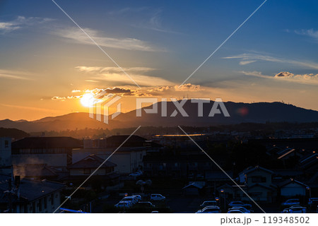 奈良市四条大路の夕景　商業施設ミナーラ立駐屋上からの眺望　山際の夕焼けと青空のグラデーション 119348502