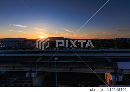 奈良市四条大路の夕景 商業施設ミナーラ立駐屋上からの眺望 街並みを黄金色に染め生駒山に沈む夕日 奈良市四条大路の夕景 商業施設ミナーラ立駐屋上からの眺望 街並みを黄金色に染め生駒山に沈む夕日 119348503