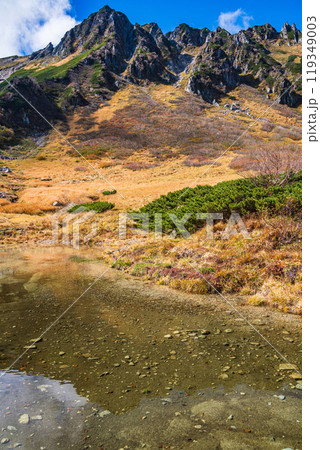 【長野県】秋の千畳敷カール　剣ヶ池から宝剣岳を見上げる 119349003