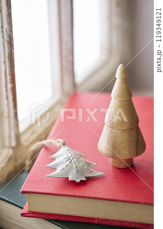 アンティークな窓辺に置かれた古い洋書とクリスマス小物 119349121