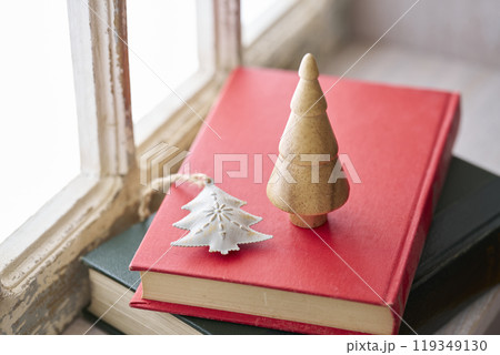 アンティークな窓辺に置かれた古い洋書とクリスマス小物 119349130