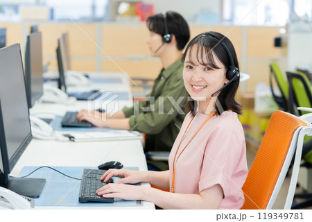 インカムで話すオペレーターの若い女性 119349781