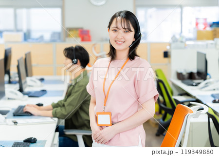 インカムで話すオペレーターの若い女性 インカムで話すオペレーターの若い女性 119349880