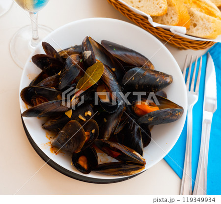Mejillon a la marinera, traditional spanish cuisine, clams in shells Mejillon a la marinera, traditional spanish cuisine, clams in shells 119349934