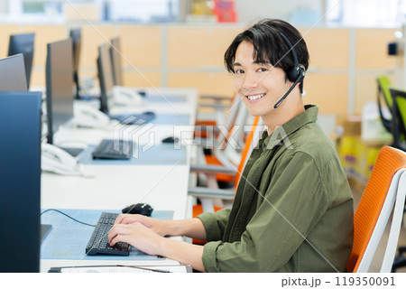オフィスで働く男性のオペレーター 119350091