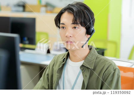 オフィスで働く男性のオペレーター オフィスで働く男性のオペレーター 119350092
