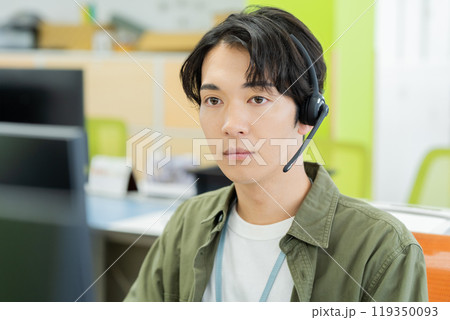 オフィスで働く男性のオペレーター 119350093