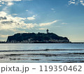 湘南の海と白い雲。江の島全景 119350462