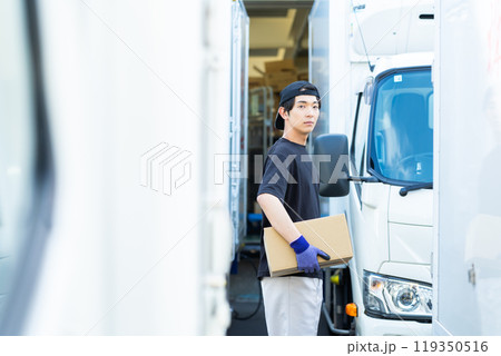 ドライバーの若い男性 ドライバーの若い男性 119350516