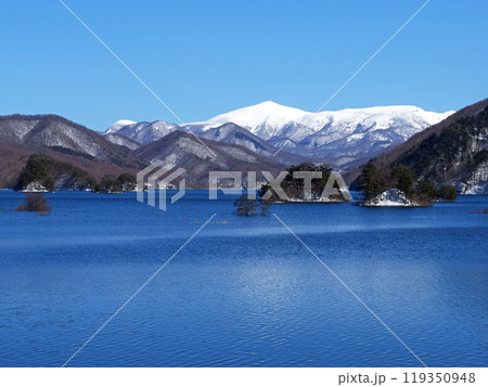 雪解けした裏磐梯、秋元湖。真っ青な湖面と白い冠雪の箕輪山とのコントラストが印象的で綺麗だ。 雪解けした裏磐梯、秋元湖。真っ青な湖面と白い冠雪の箕輪山とのコントラストが印象的で綺麗だ。 119350948