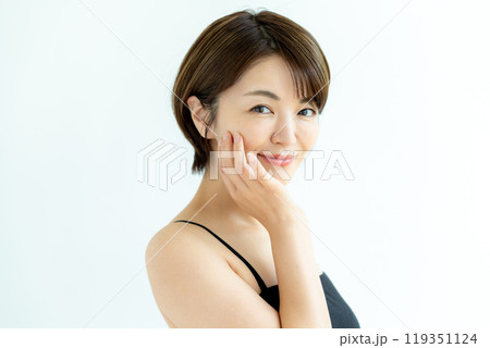 ミドル女性の美容イメージ 119351124