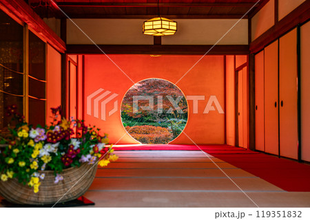 【神奈川県】悟りの窓から見える紅葉が綺麗な鎌倉の明月院 119351832