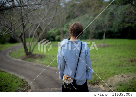 木々の中で道に迷ってしまい困っている女性 119352003