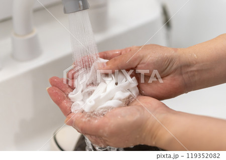 靴紐を洗う 靴紐を洗う 119352082