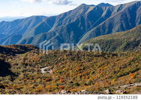 茶臼岳の牛ヶ首から、紅葉する姥ヶ平、ひょうたん池方面を撮影 茶臼岳の牛ヶ首から、紅葉する姥ヶ平、ひょうたん池方面を撮影 119352189