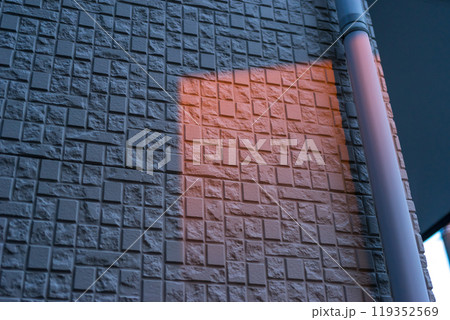 夕日を浴びる一戸建ての外壁 119352569