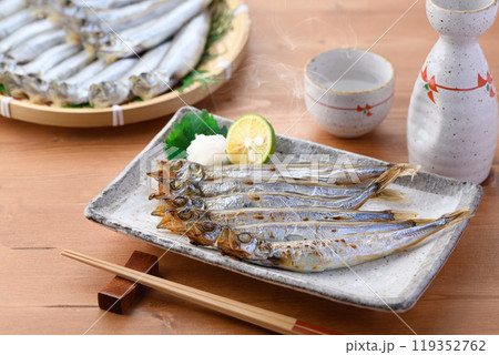 焼きたてのししゃも （ 子持ちししゃも ） 119352762