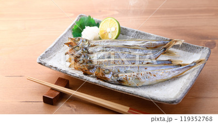 焼きたてのししゃも （ 子持ちししゃも ） 119352768