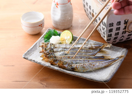 焼きたてのししゃも ( 子持ちししゃも ) 焼きたてのししゃも ( 子持ちししゃも ) 119352775