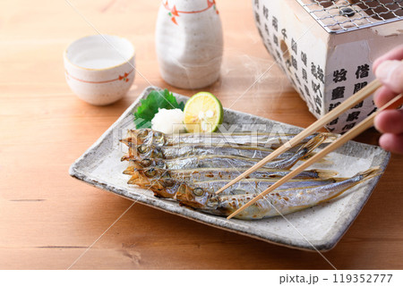 焼きたてのししゃも （ 子持ちししゃも ） 119352777