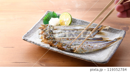 焼きたてのししゃも （ 子持ちししゃも ） 119352784