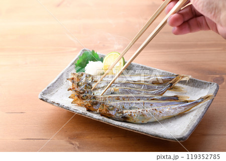 焼きたてのししゃも ( 子持ちししゃも ) 焼きたてのししゃも ( 子持ちししゃも ) 119352785