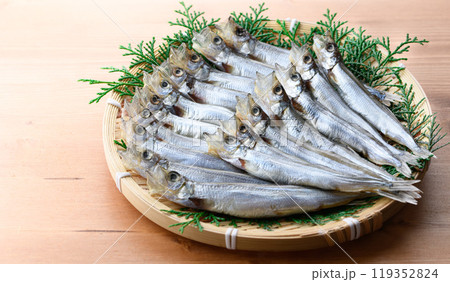 笊にのせたししゃも 119352824
