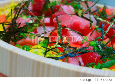 寿司桶に入ったちらし寿司 119352828