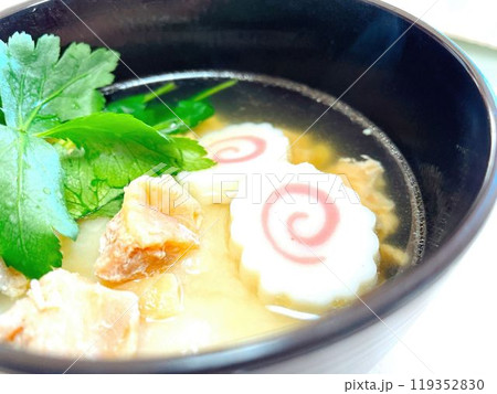 お正月に食べるお雑煮 119352830