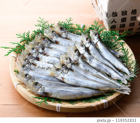 笊にのせたししゃも 119352831